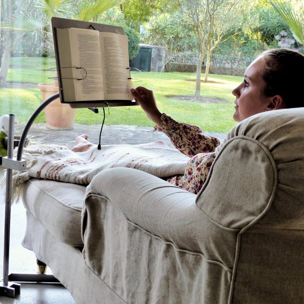 easyread ist ein minimalistischer, handgefertigter Leseständer aus Aluminium.
Stabil, präzise gefertigt und zeitlos – für Bücher, Tablets und Noten.